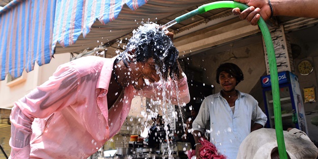 Sıcak hava etkisini sürdürüyor! Pakistanlılar hortumla yıkandı