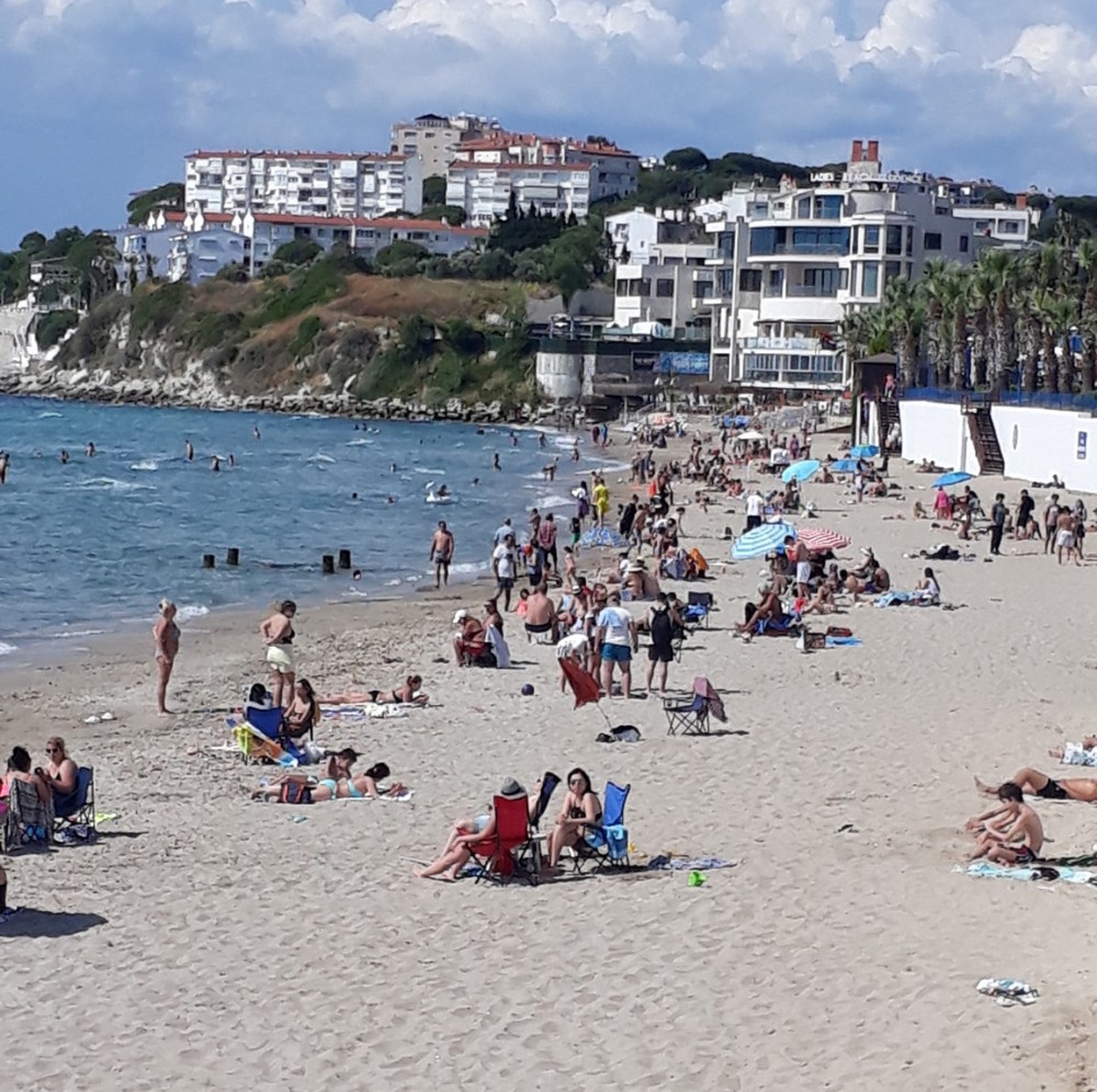 Sıcak hava Kuşadası plajlarını doldurdu 