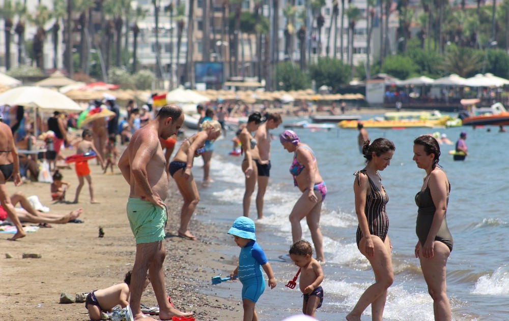 Sıcak havada bunalan tatilciler plaja akın etti 