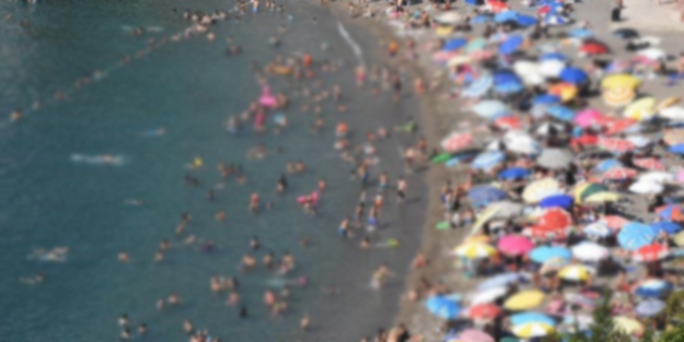 Sıcak havadan bunalan vatandaşlar sahile akın etti