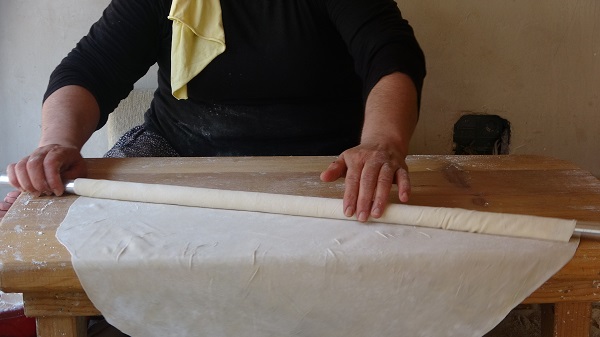 Sıcak havaya rağmen günde 900 köy yufkası yapıyorlar