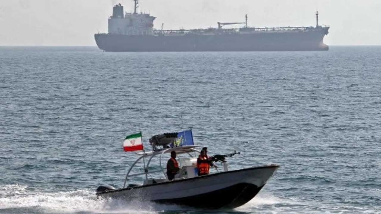 Sıcak saatler! İran, petrol tankerine el koydu