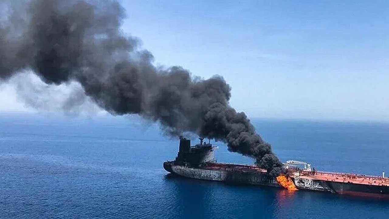 Sıcak saatler yaşanıyor! "2,5 milyon varil petrol taşıyan süpertanker vuruldu"