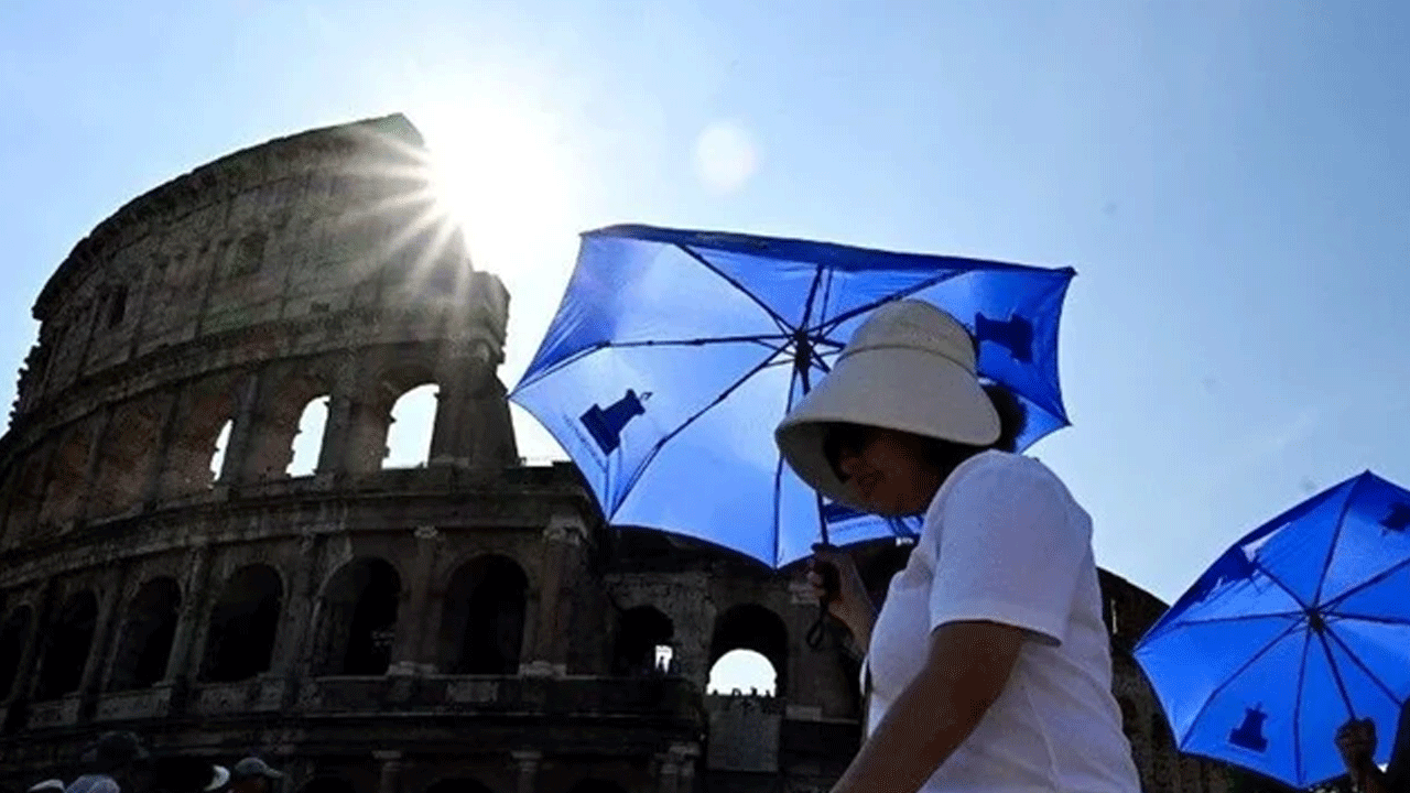 Sıcaklar Avrupa’yı kavurdu: Asfaltlar eridi, yangınlar çıktı, 22 kişi yaşamını yitirdi!