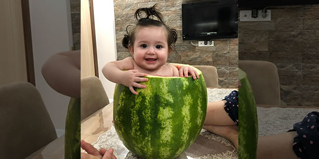 Sıcaklara karşı bulduğu yöntem şaşırttı! 7 aylık kızını, oyduğu karpuzun içine koydu