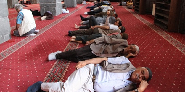 Sıcaklardan camilere sığındılar