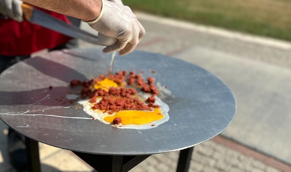 Sıcaklık 50 dereceyi aştı! Güneş altında ne pişirdiklerine inanamayacaksınız