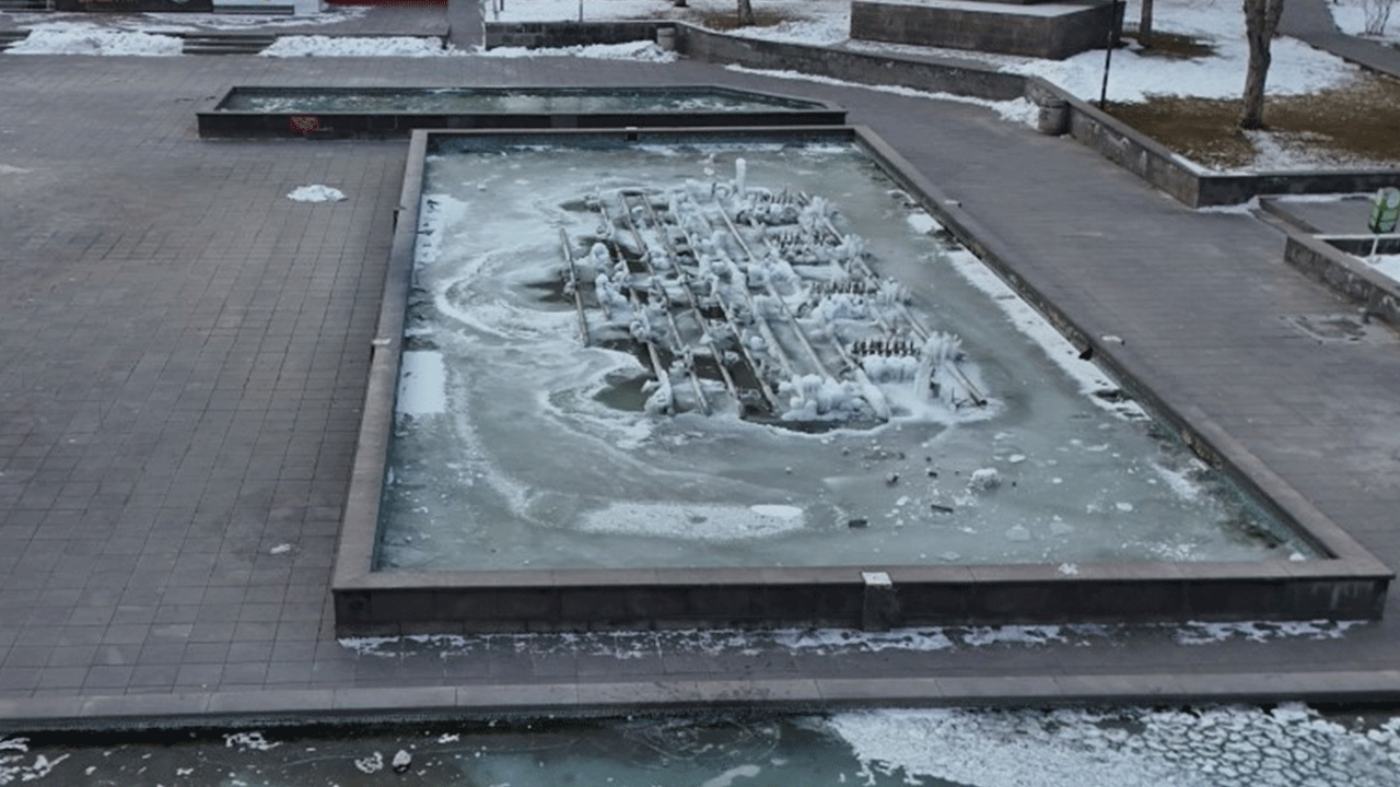 Sıcaklık eksi 23'ü gösterdi: Havuzlar buz tuttu!