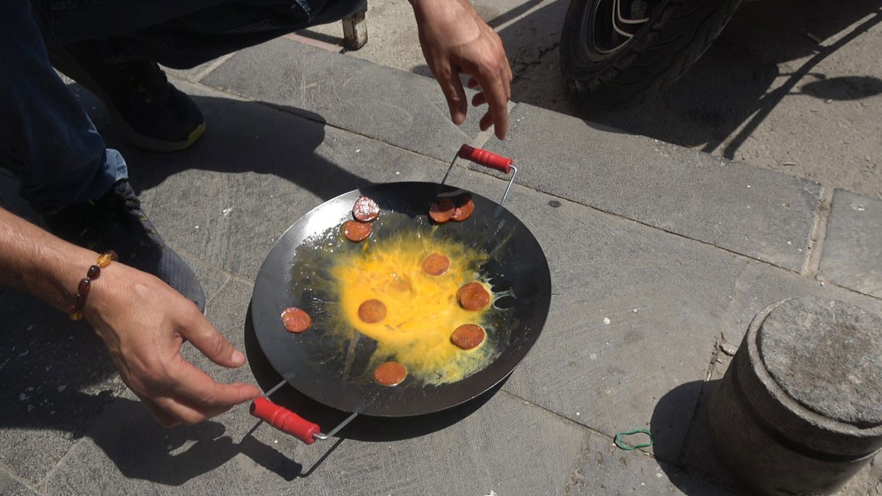 Sıcaklık tavan yaptı! Yumurtayı betonda pişirdi