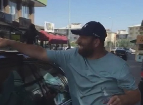 Sıcaktan bitkin düşen kargayı su dökerek serinletti