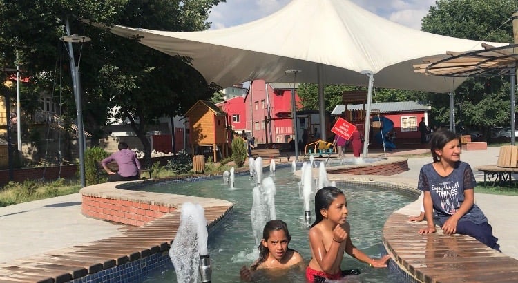 Sıcaktan bunalan çocuklar havuzda serinledi 