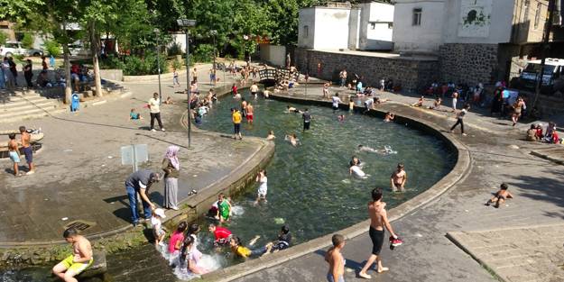 Sıcaktan bunalan çocuklar süs havuzlarını doldurdu!