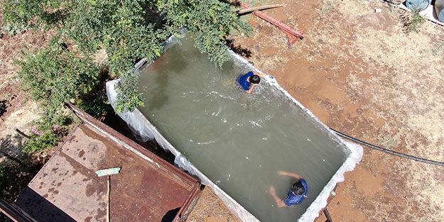 Sıcaktan bunalan çocukları için bakın ne yaptı!