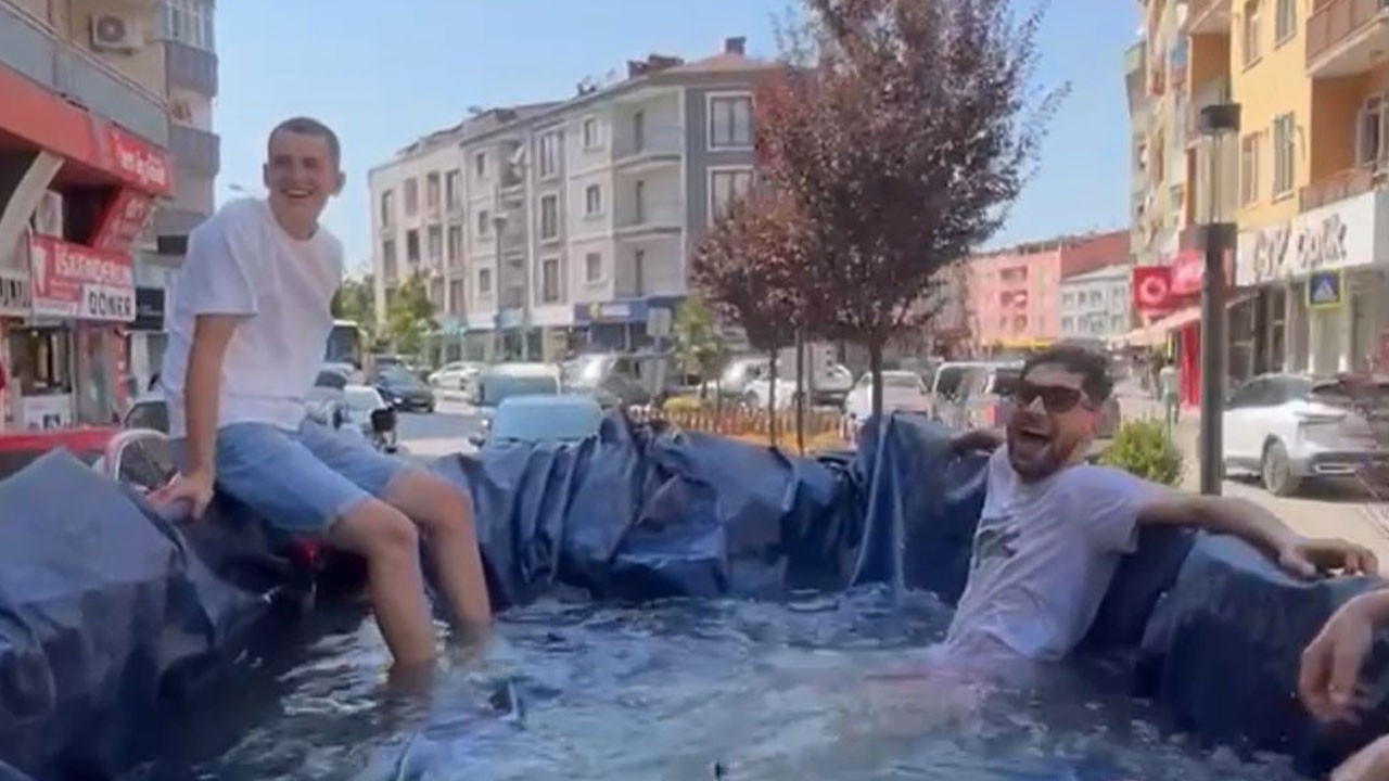 Sıcaktan bunalan gençlerden serinlik turu! Traktör römorkunu havuz yaptılar!