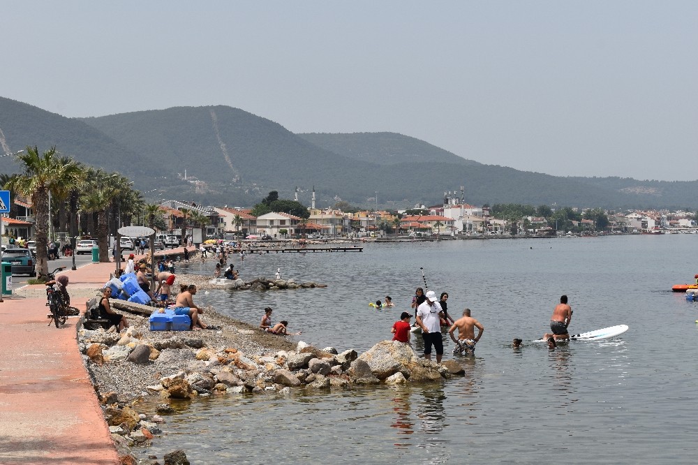 Sıcaktan bunalanlar soluğu denizde aldı 