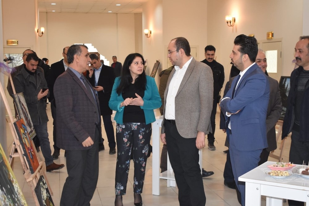Şiddet gören kadınlar anısına resim sergisi açtı 