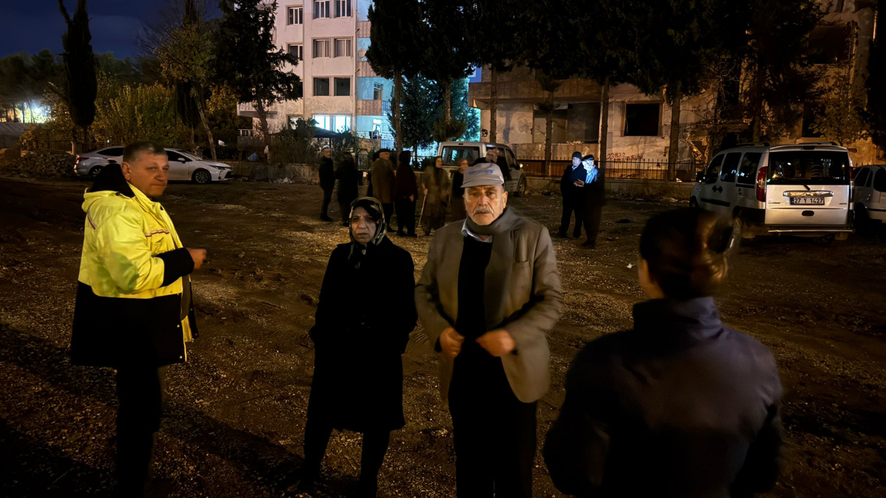 Şiddetli deprem sonrası vatandaşlar sokağa döküldü! Malatya ve Adıyaman valiliklerinden açıklama