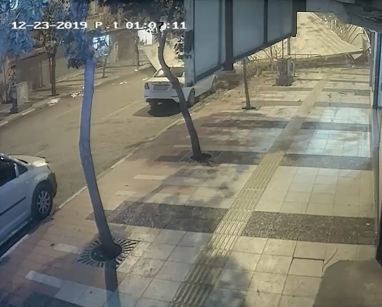 Şiddetli fırtına çatıyı caddenin ortasına uçurdu 