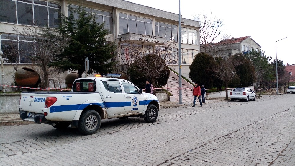 Şiddetli fırtına Malkara Kültür Sarayı çatısına hasar verdi 