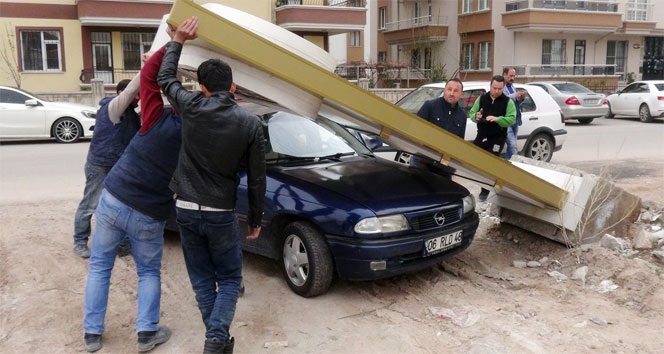 Şiddetli fırtına nedeniyle çatılar uçtu ağaçlar devrildi