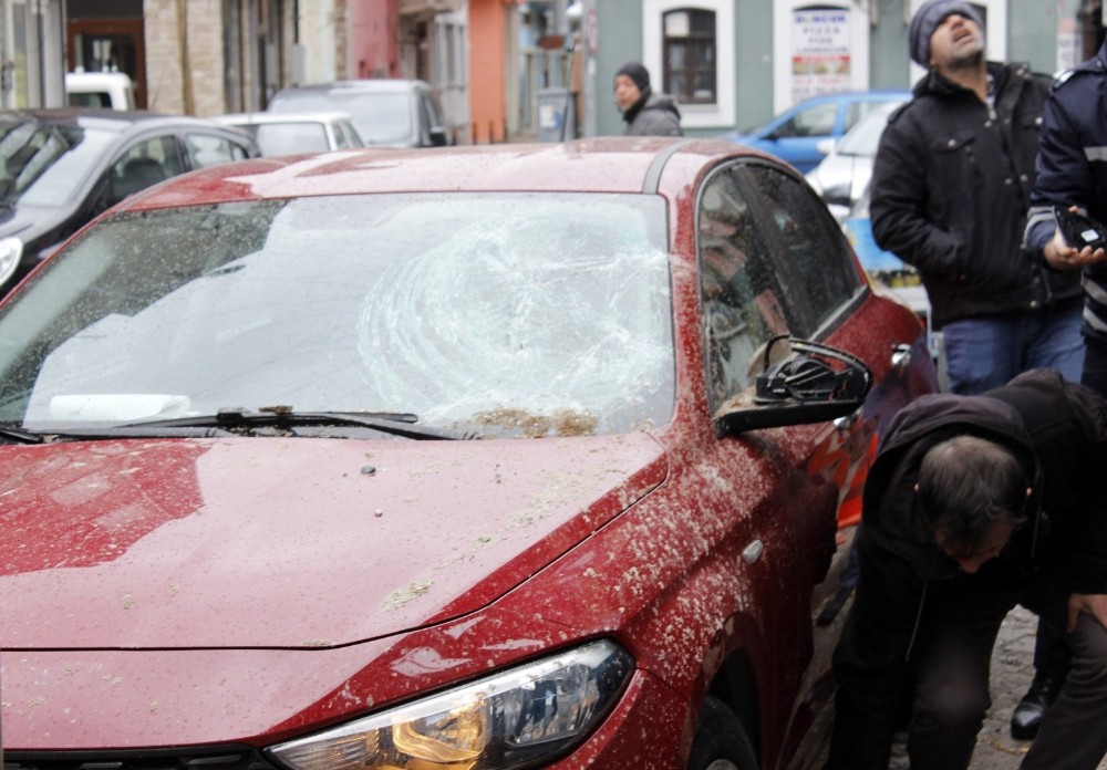 Şiddetli fırtına sebebiyle duvar otomobilin üstüne devrildi 