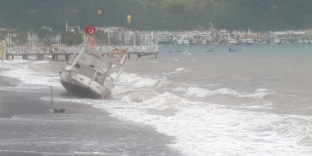 Şiddetli fırtına tekneleri karaya savurdu