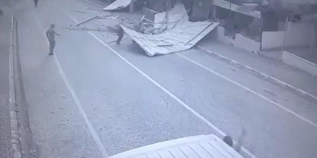 Şiddetli fırtınada korkunç görüntü! Uçan çatının altında kaldı
