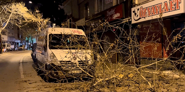 Şiddetli lodos 3 katlı binanın çatısını uçurdu, ev sahibi ne olduğunu anlayamadı