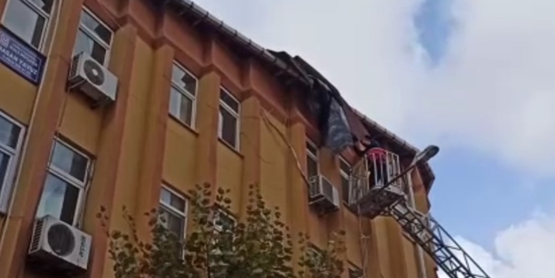 Şiddetli lodos çatıyı uçurdu