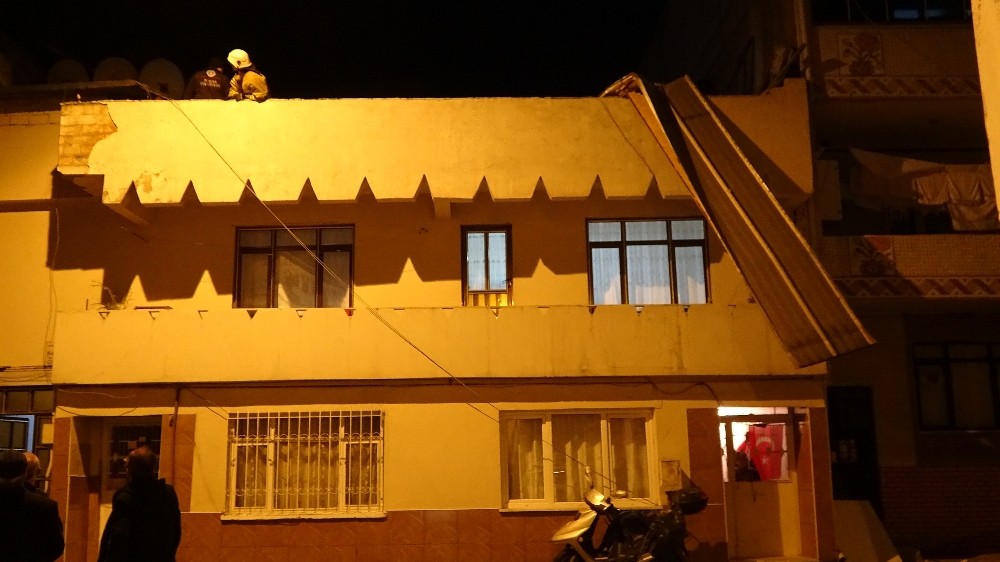 Şiddetli lodos fabrikanın çatısını uçurdu 