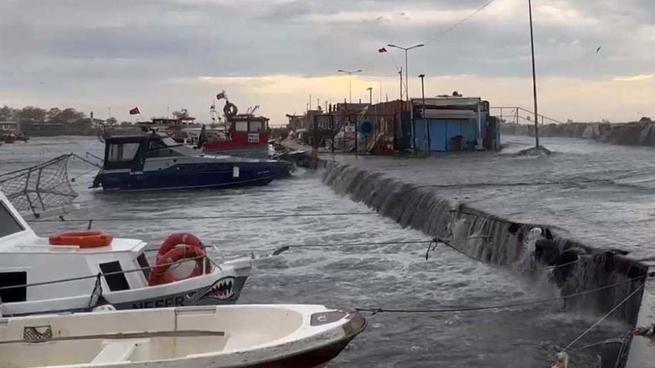 Şiddetli lodos İstanbul’da denizi taşırdı! Tekneler zarar gördü!