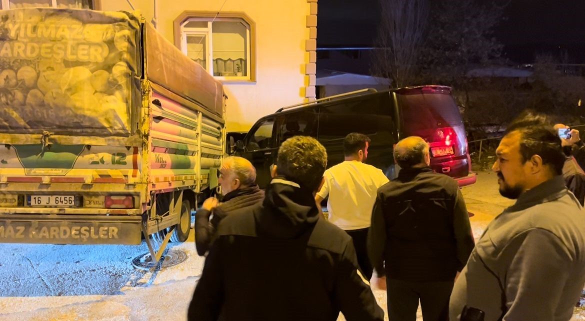 Şiddetli lodosa yenik düşen kamyonet evin salonuna girdi