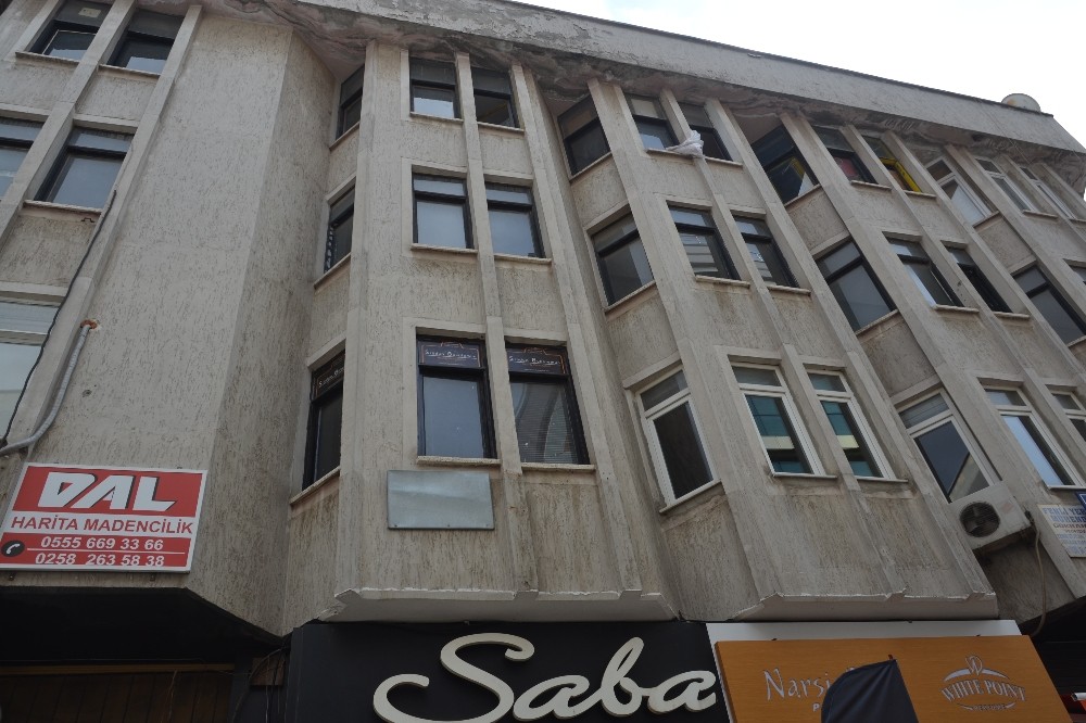 Şiddetli lodostan düşen cam bir kişiyi yaraladı 