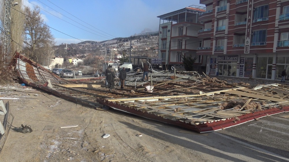 Şiddetli rüzgar 4 katlı binanın çatısını uçurdu 
