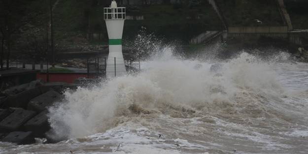 Şiddetli rüzgar 5 metrelik dalgalar oluşturdu