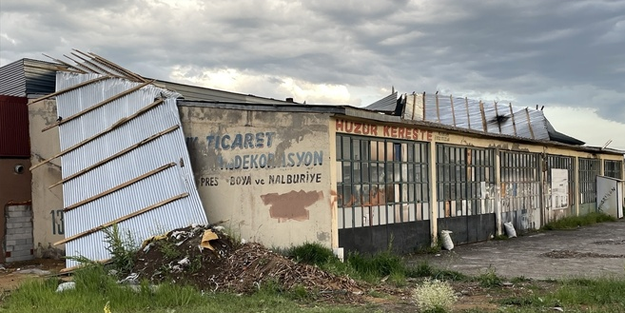 Şiddetli rüzgar bazı iş yerlerinin çatısını uçurdu