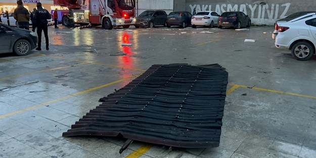 Şiddetli rüzgar, binanın çatısını parçaladı