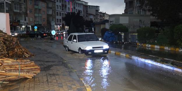 Şiddetli rüzgar bir binanın çatısını uçurdu