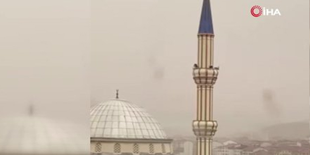 Şiddetli rüzgar! Cami minaresi sağa sola böyle sallandı