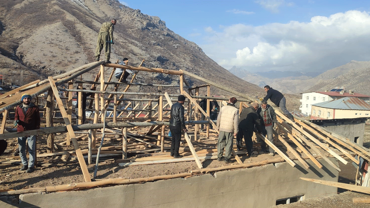 Şiddetli rüzgar çatıları savurdu