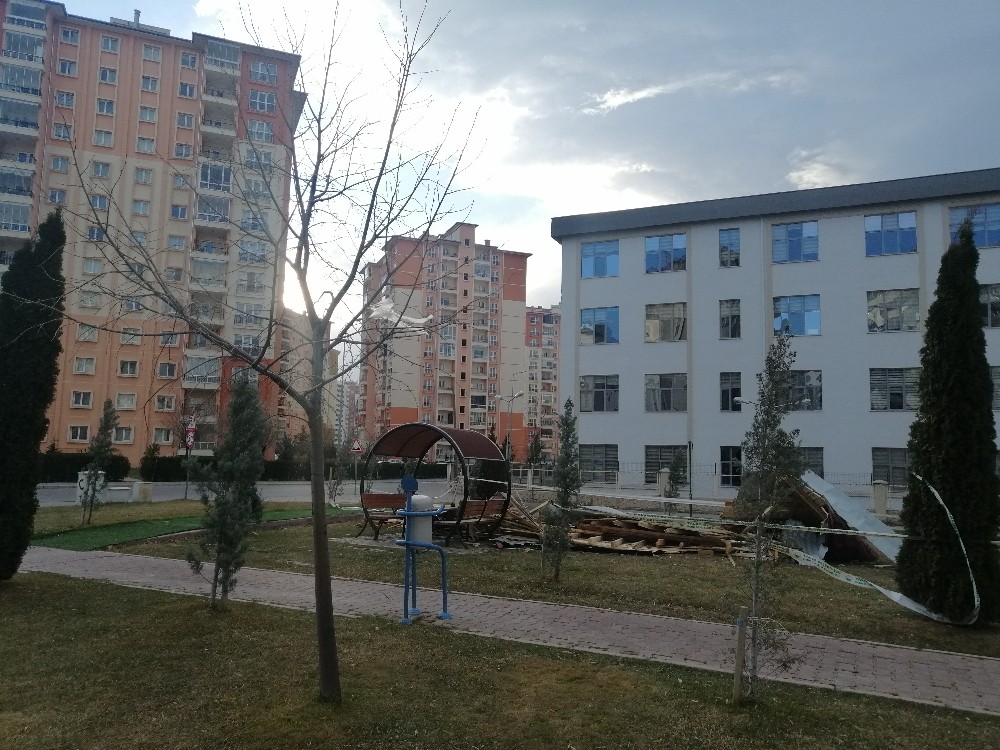 Şiddetli rüzgar çatıları uçurdu 