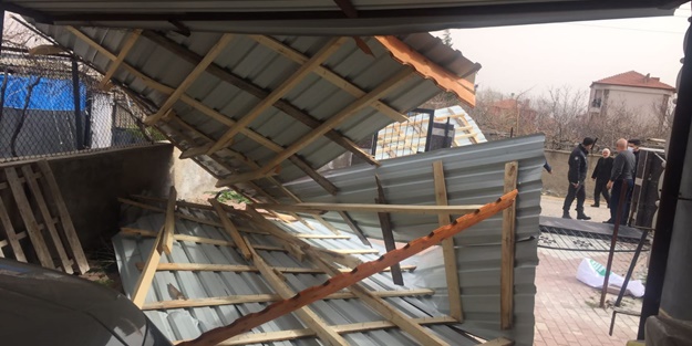 Şiddetli rüzgar çatıları uçurdu