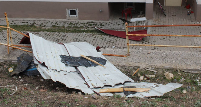 Şiddetli rüzgar çatıları yerinden söktü