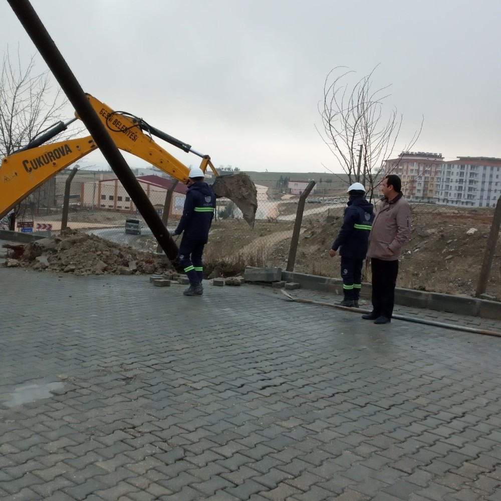 Şiddetli rüzgar elektrik direğini devirdi 
