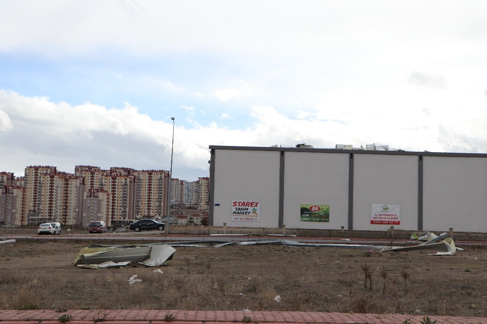 Şiddetli rüzgar İnşaat Malzemecileri Sitesi’ni de vurdu 