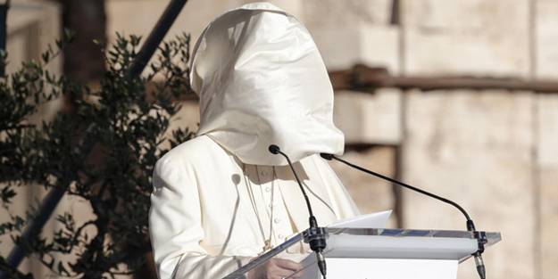 Şiddetli rüzgar konuşmasına engel oldu! Bozuntuya vermedi