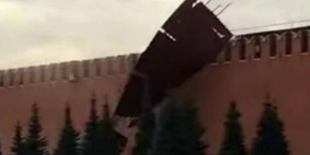 Şiddetli rüzgar Kremlin Sarayı'nın burcunu uçurdu