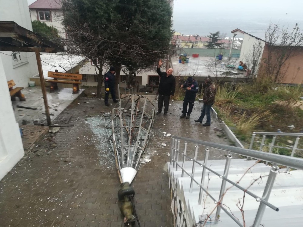 Şiddetli rüzgar minarenin külahını uçurdu 