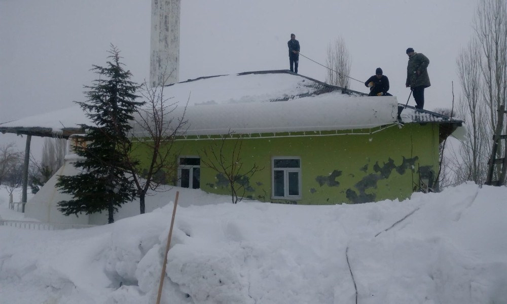 Şiddetli rüzgar minareyi devirdi 