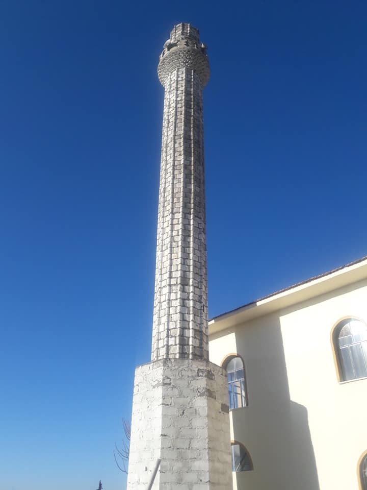 Şiddetli rüzgar minareyi yıktı 